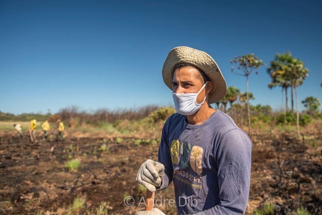 Presidente da Associação Cerrado de Pé, Claudomiro Almeida, durante plantio realizado no  Parque Nacional da Chapada dos Veadeiros. Foto: André Dib (@andre_dib)